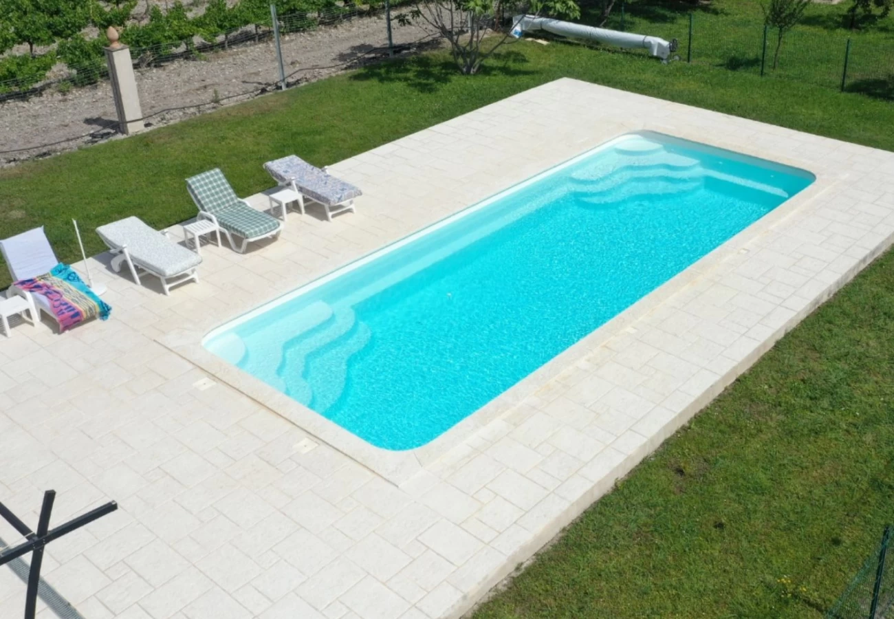 Pose d'une piscine coque Grand lac à Carnoux